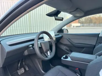 Tesla Model Y Standard RWD