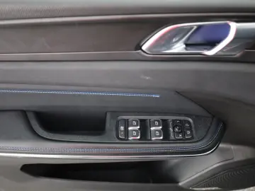 LYNC AND CO 01 1.5 PHEV Aut. LED ACC 360  Pano