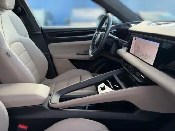 PORSCHE Macan 4 Electric LUFTFAHRWERK PANORAMADACH