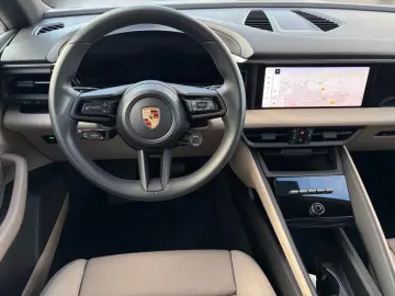 PORSCHE Macan 4 Electric LUFTFAHRWERK PANORAMADACH