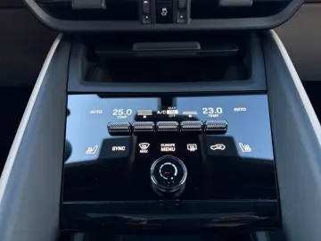 PORSCHE Macan 4 Electric LUFTFAHRWERK PANORAMADACH