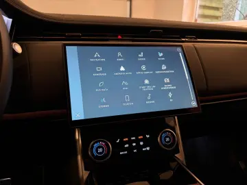 LAND ROVER Range Rover P440e HSE