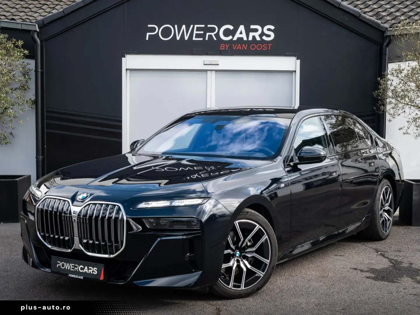 BMW 740d xDrive M Sport   Sky Lounge    Iconic Glow