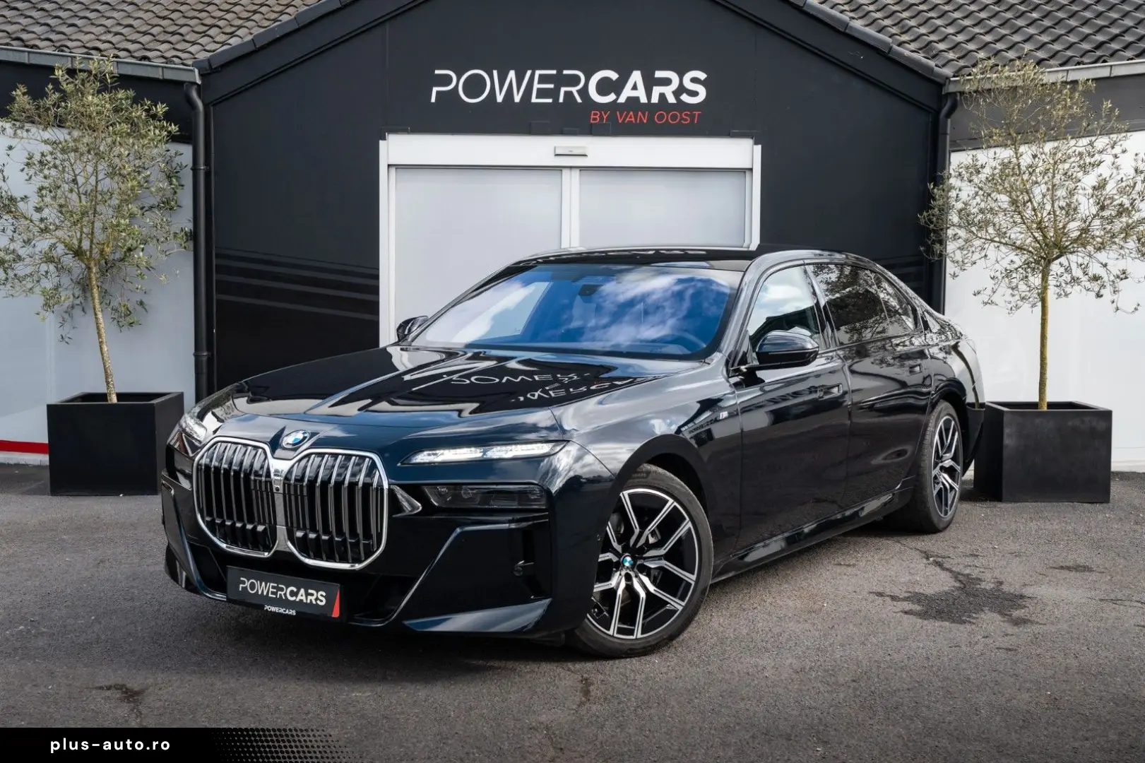 BMW 740d xDrive M Sport   Sky Lounge    Iconic Glow