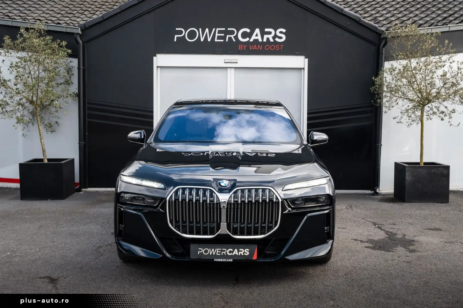 BMW 740d xDrive M Sport   Sky Lounge    Iconic Glow
