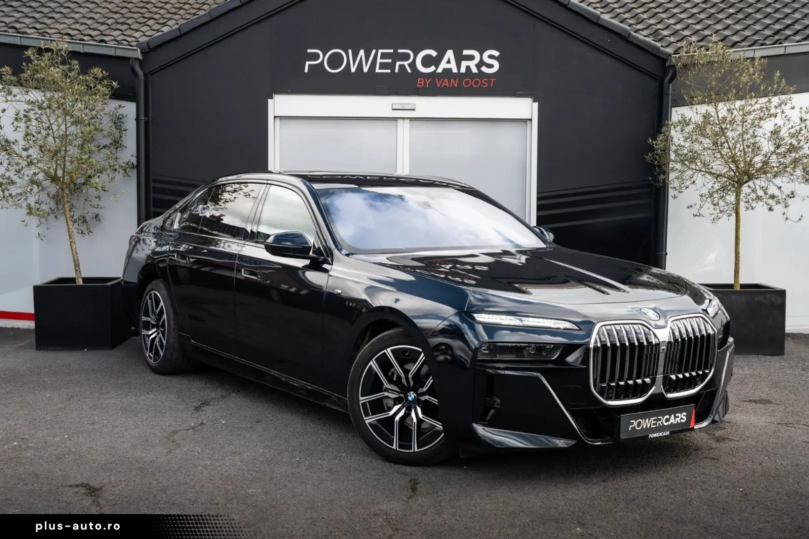 BMW 740d xDrive M Sport   Sky Lounge    Iconic Glow