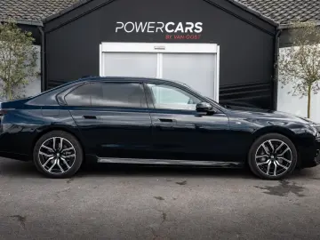 BMW 740d xDrive M Sport   Sky Lounge    Iconic Glow