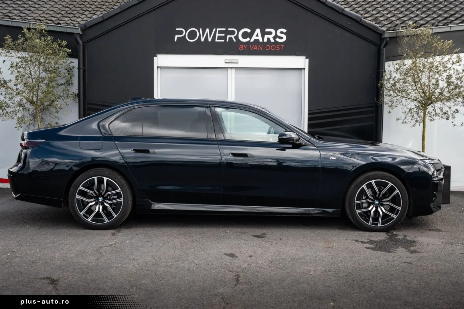 BMW 740d xDrive M Sport   Sky Lounge    Iconic Glow