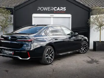 BMW 740d xDrive M Sport   Sky Lounge    Iconic Glow