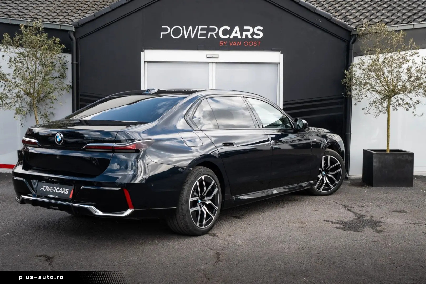 BMW 740d xDrive M Sport   Sky Lounge    Iconic Glow