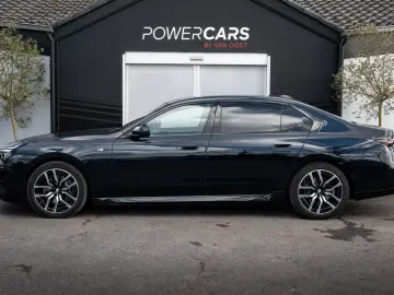 BMW 740d xDrive M Sport   Sky Lounge    Iconic Glow