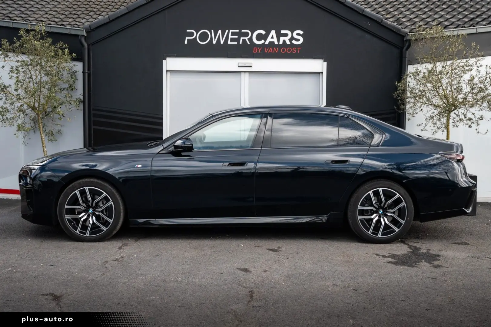 BMW 740d xDrive M Sport   Sky Lounge    Iconic Glow