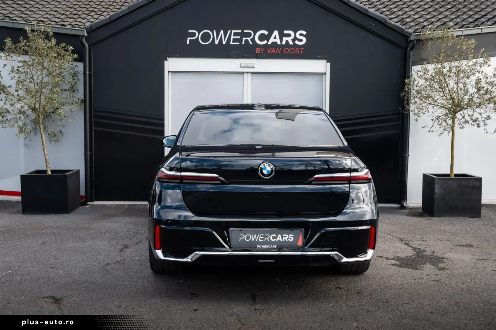 BMW 740d xDrive M Sport   Sky Lounge    Iconic Glow