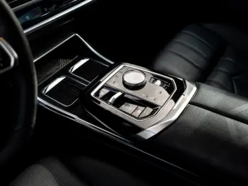 BMW 740d xDrive M Sport   Sky Lounge    Iconic Glow