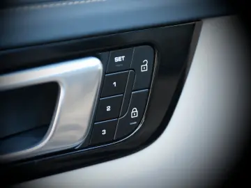 PORSCHE Cayenne PlatinumEd 14Weg HeadUp ACC TV-Fond 21