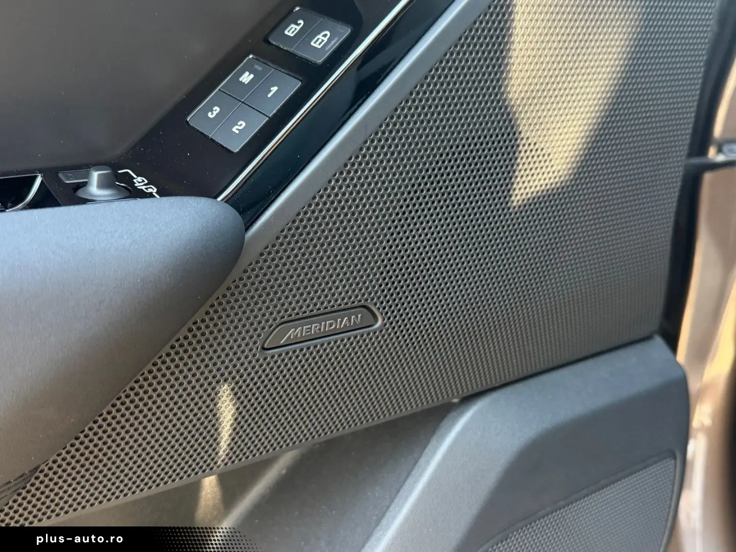 LAND ROVER Range Rover Velar D300 R-DYNAMIC MERIDIAN PANO