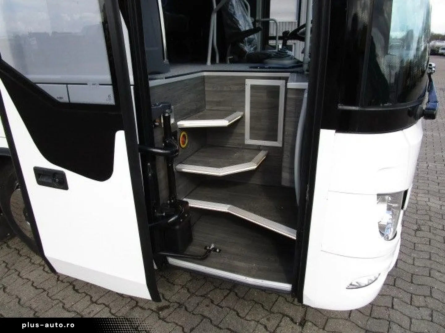 ANDERE Artour on Mercedes-Benz Chassis