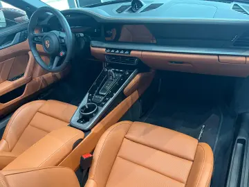 Porsche 992 (911) Targa 4S  PTS macadamia  BOSE  Liftsys