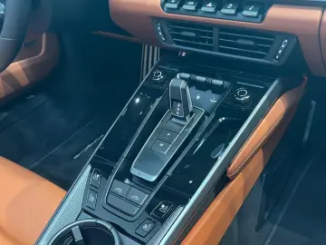 Porsche 992 (911) Targa 4S  PTS macadamia  BOSE  Liftsys