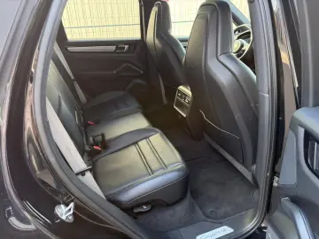 PORSCHE Cayenne Platinum Edition