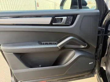 PORSCHE Cayenne Platinum Edition