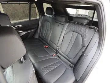 BMW X5 50e MPro Innov Comf  Travel Sky B&W net €70k