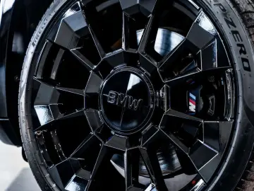 BMW XM PHEV 4.4AS - M sport - AHK - Massage - HUD -