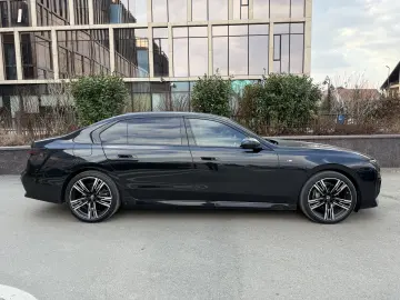 BMW 740d xDrive Pachet M Sport Pro