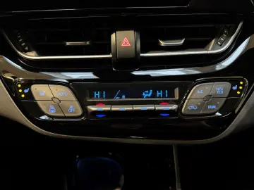 TOYOTA C-HR Hybrid Team D NAVI Sitzheizung KAmera Garan