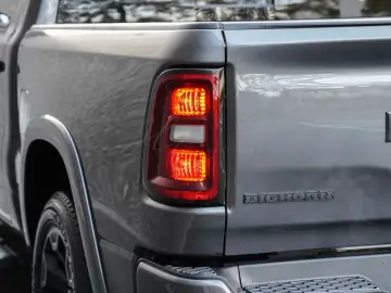 Dodge RAM 1500 Night 5.7L V8 HEMI