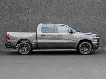 Dodge RAM 1500 Night 5.7L V8 HEMI