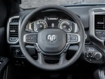 Dodge RAM 1500 Night 5.7L V8 HEMI