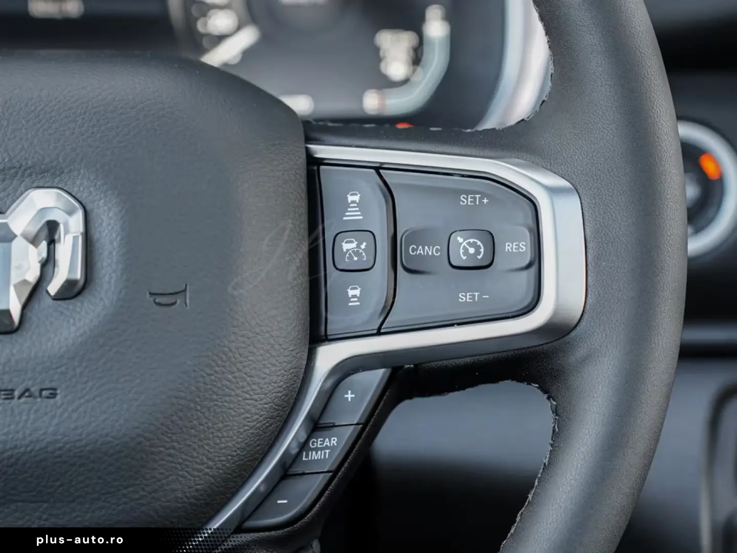 Dodge RAM 1500 Night 5.7L V8 HEMI