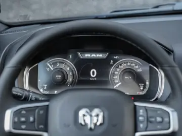 Dodge RAM 1500 Night 5.7L V8 HEMI