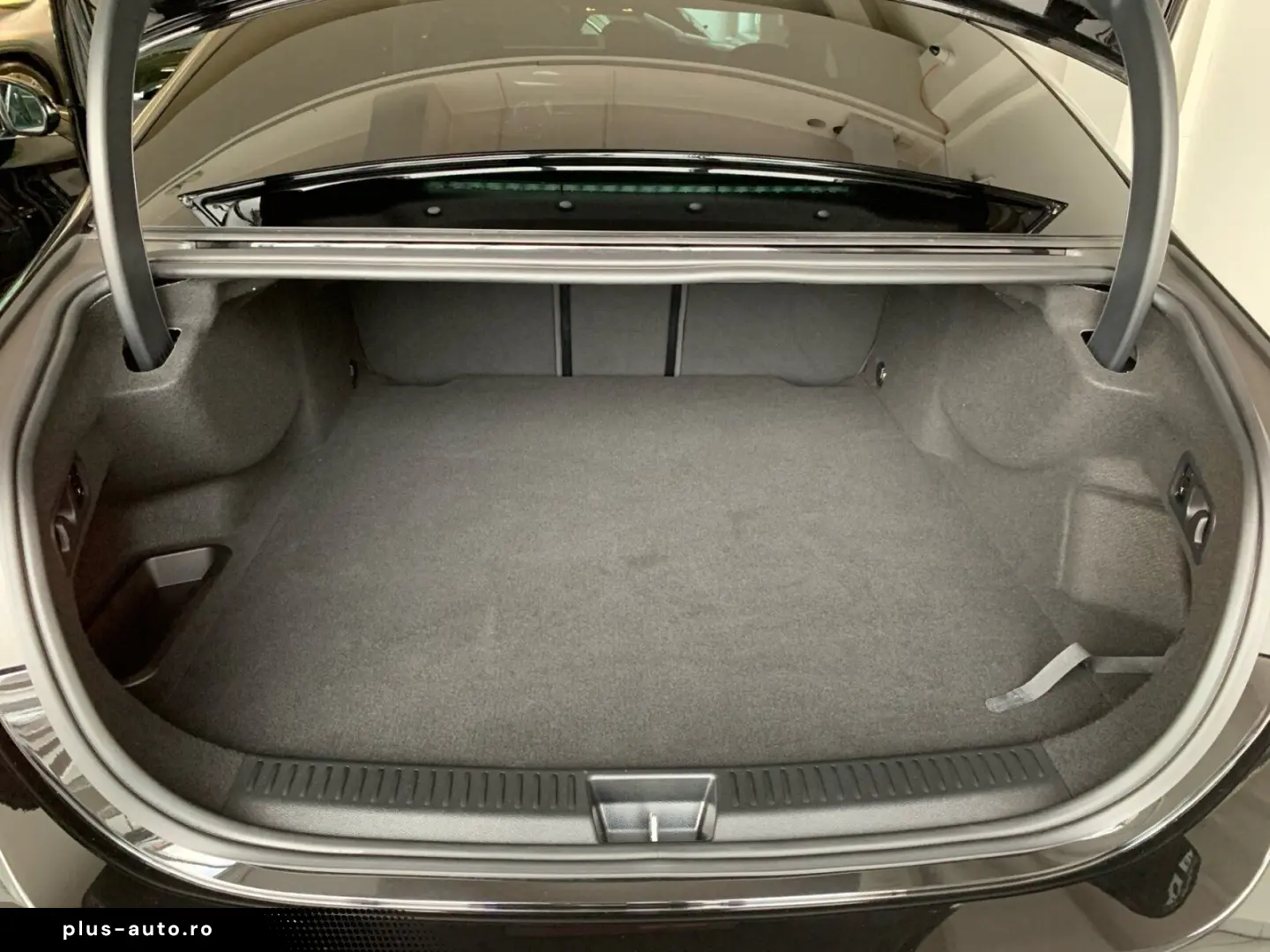 MERCEDES-BENZ E 300 e Limousine  AMG AHK MEMO 360  MBUX