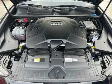 AUDI Q8 55 TFSI quattro  AHK B&O PANO MATRIX