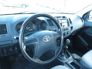 TOYOTA Hilux Extra Cab 4x4