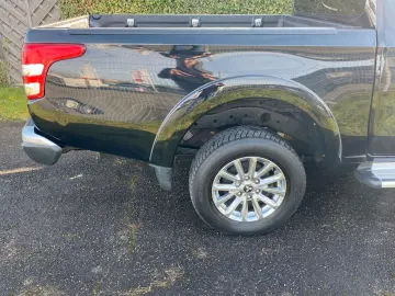 MITSUBISHI L200 Plus Club Cab 4WD