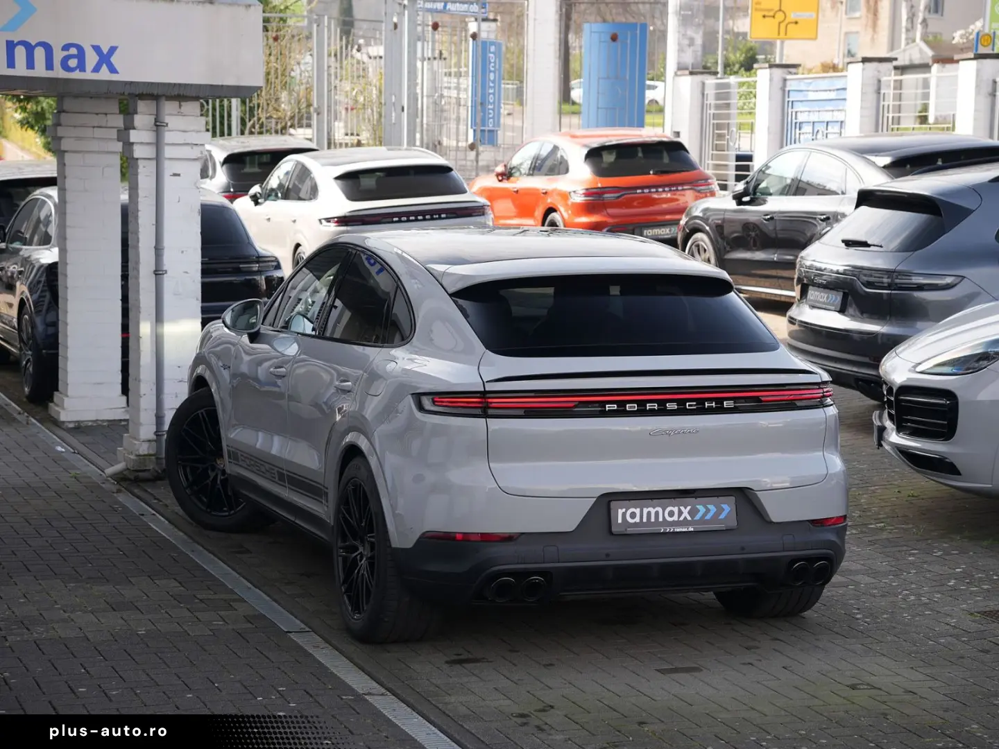 PORSCHE E-Hybrid Coupé INNODRIV-PANO-SPORTABGAS-AHK-VOLL