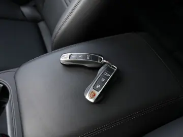 PORSCHE E-Hybrid Coupé INNODRIV-PANO-SPORTABGAS-AHK-VOLL