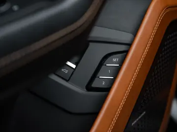 LAMBORGHINI Urus S CARBON B&O AKRAPOVIC PANO 23  STYLE