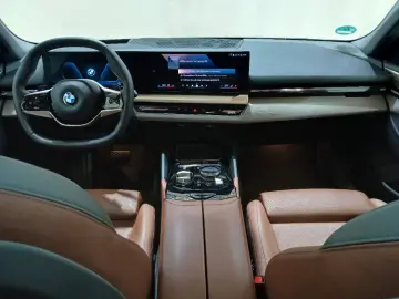 BMW 520d xDrive PANO ICONIC 360 HEADUP KEY B&W