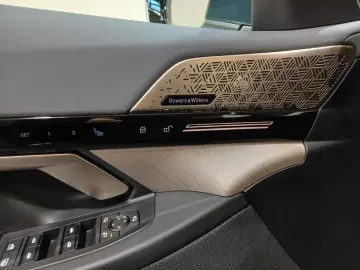 BMW 520d xDrive PANO ICONIC 360 HEADUP KEY B&W