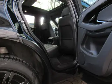 LAND ROVER MY25 NEW D200 DYN SE BLACK PANO 11 4 KEY 20`NP75