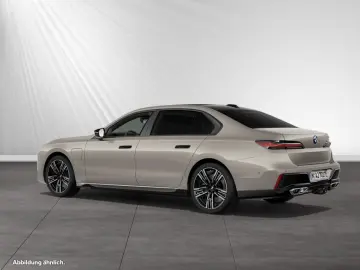 BMW M760e xDrive AHK B&WDiamond Autobahnass.