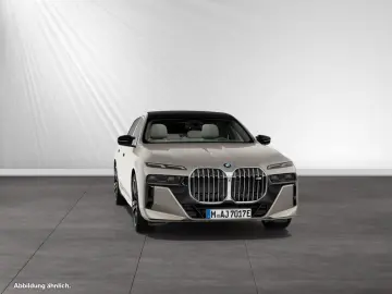 BMW M760e xDrive AHK B&WDiamond Autobahnass.