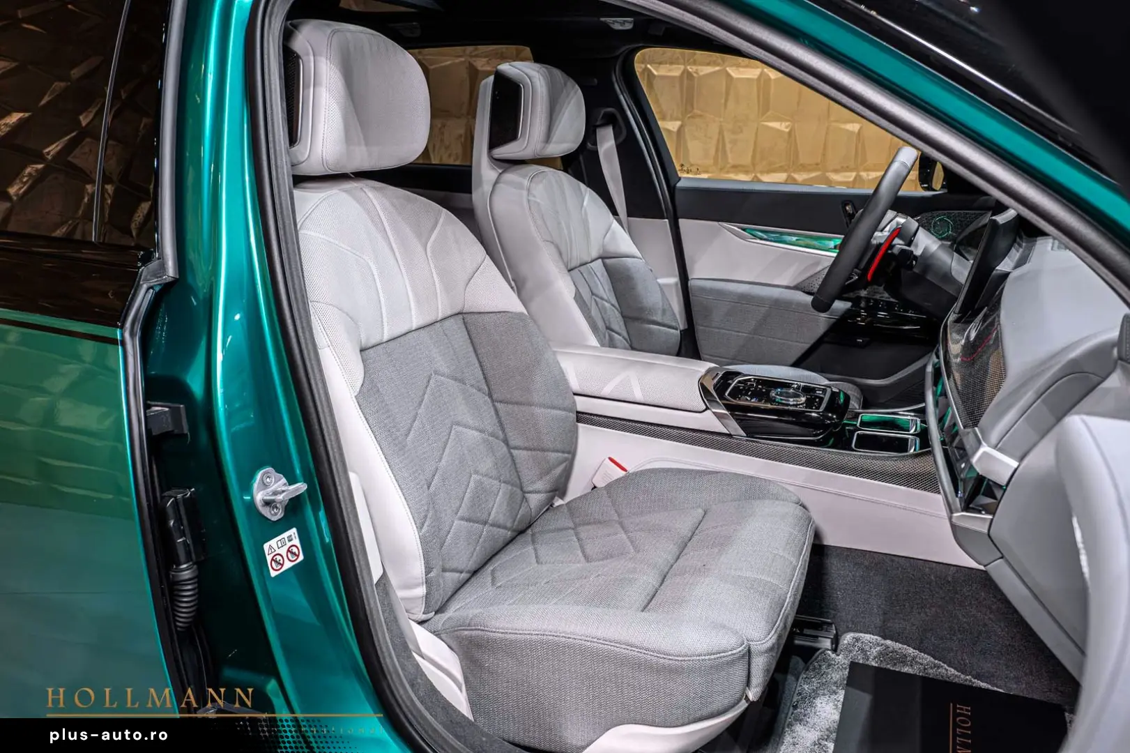 BMW M760e xDrive   by LARTE DESIGN   B&W   TV