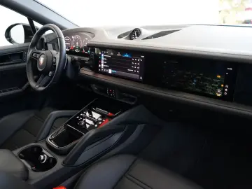 Porsche Cayenne Coupe E-Hybrid Black Edition MY26