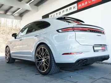 Porsche Cayenne Coupe E-Hybrid Black Edition MY26