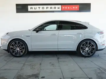 Porsche Cayenne Coupe E-Hybrid Black Edition MY26